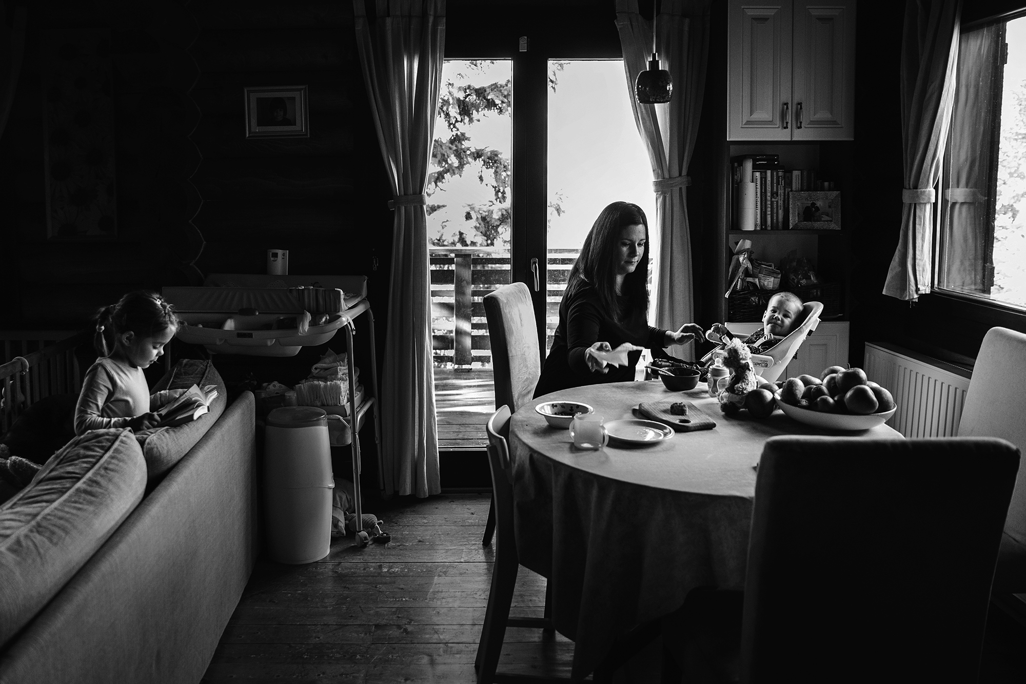 örténetmesélő dokumentarista családfotózás gyerekfotózás család gyerek fotózás familydocumentary familyphotojournalism boncsér orsolya szuziesanaplopok feketefehér canon