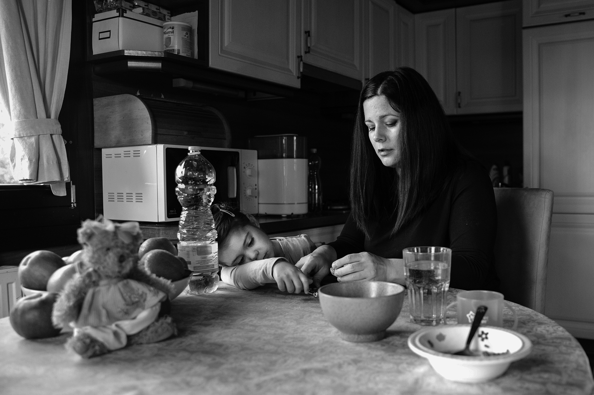 örténetmesélő dokumentarista családfotózás gyerekfotózás család gyerek fotózás familydocumentary familyphotojournalism boncsér orsolya szuziesanaplopok feketefehér canon