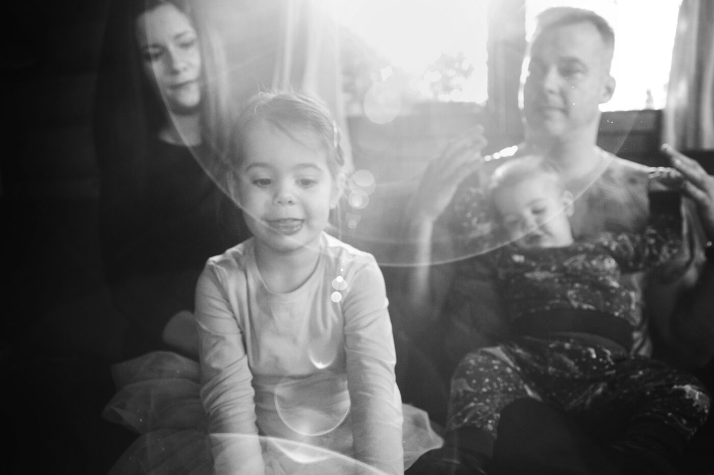 [:en]örténetmesélő dokumentarista családfotózás gyerekfotózás család gyerek fotózás familydocumentary familyphotojournalism boncsér orsolya szuziesanaplopok feketefehér canon[:]